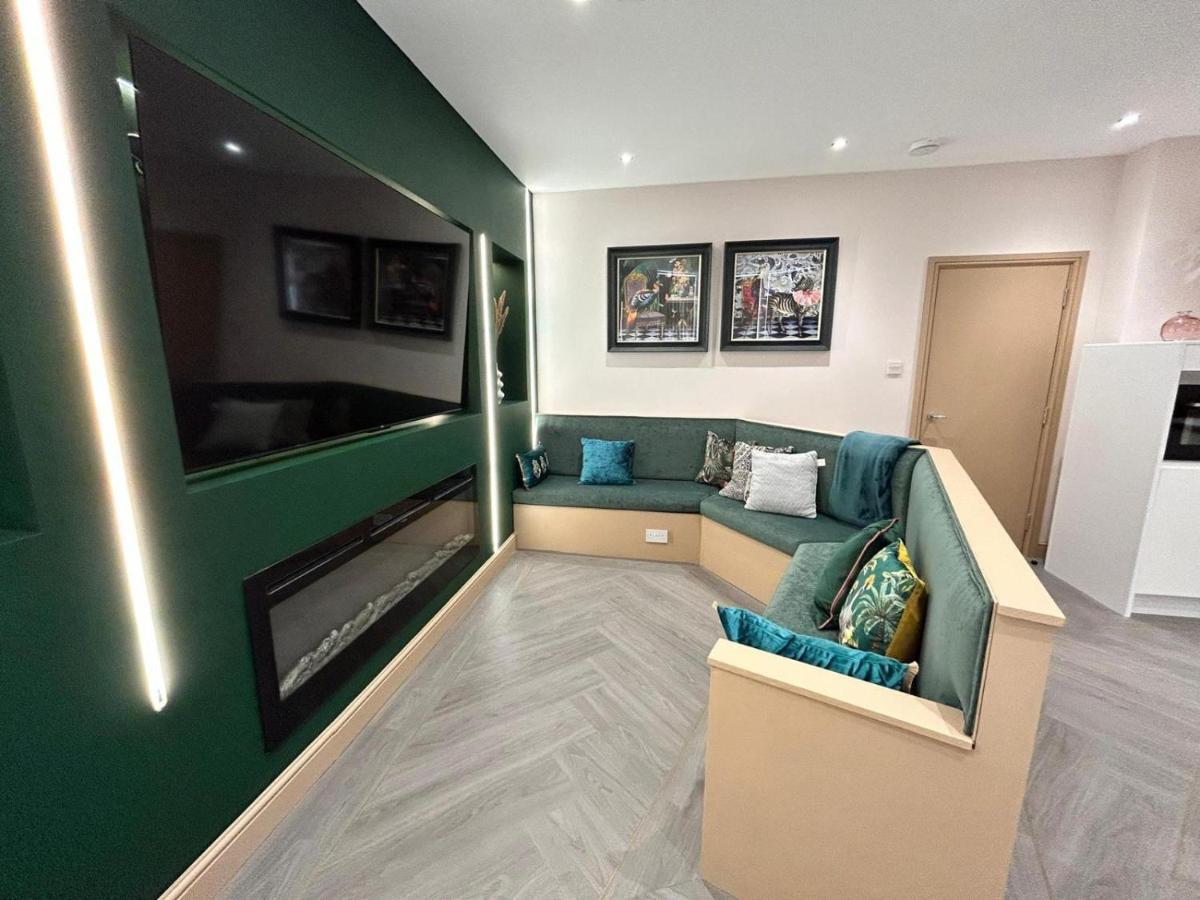 Strawberry Fields Suite By Sasco Apartments 黑潭 外观 照片