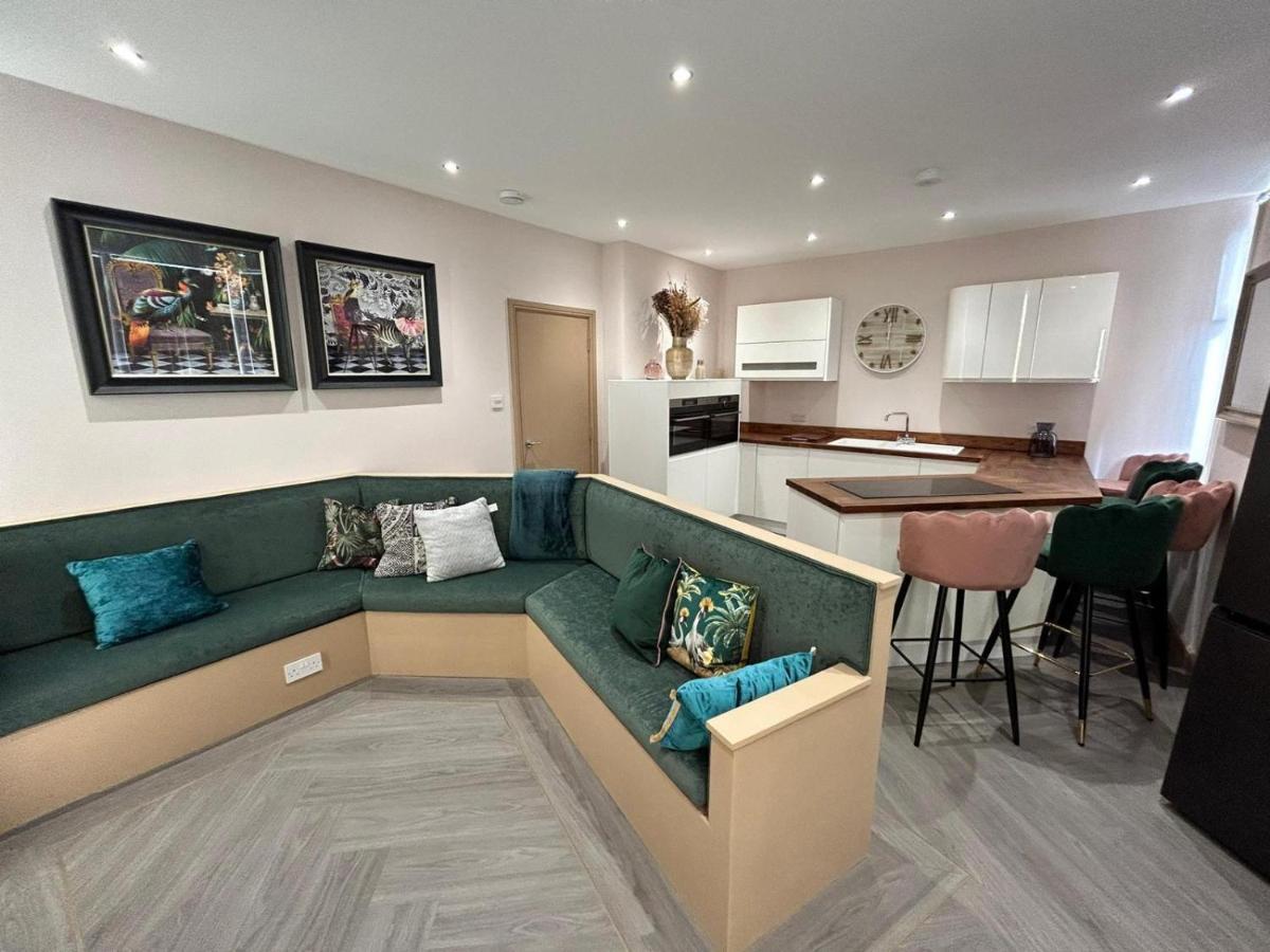 Strawberry Fields Suite By Sasco Apartments 黑潭 外观 照片